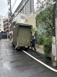 東京・表参道の展示会の搬入シーン