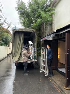 東京・表参道の展示会の搬入シーン