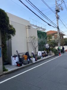 東京・表参道の展示会の搬入シーン