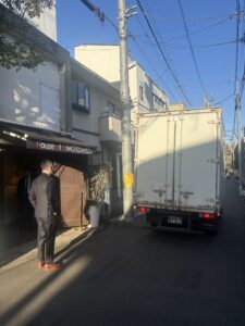 東京・表参道の展示会の搬入シーン